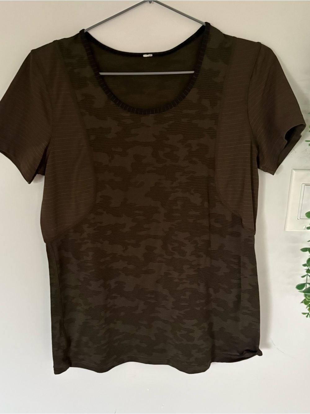 Lululemon Camo Short Sleeve Activewear Top | Dark Olive Green Camouflage Size 8